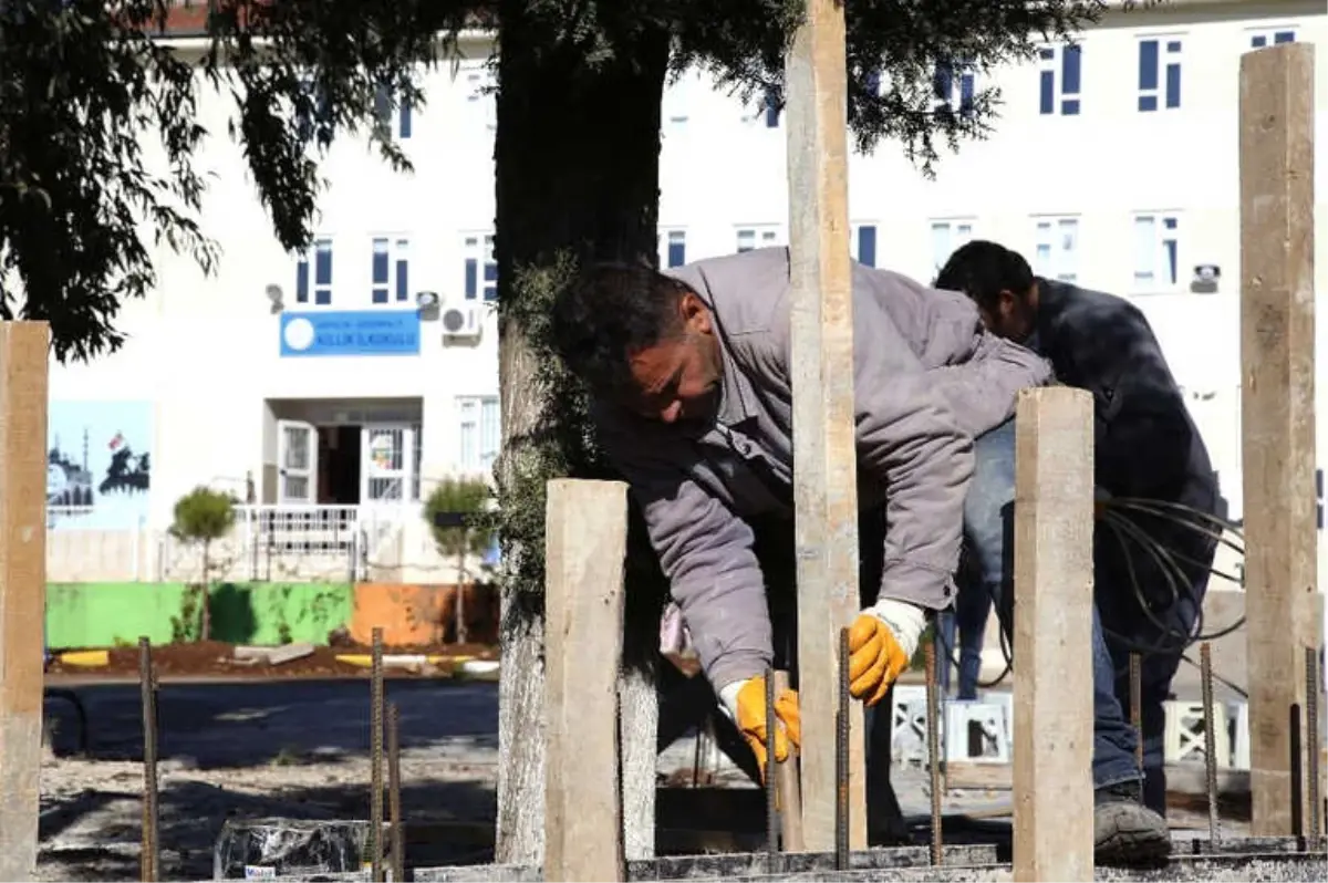 Şiddetli Yağış ve Dolu Nedeniyle Yıkılan Okul Duvarı Yeniden Yapılıyor