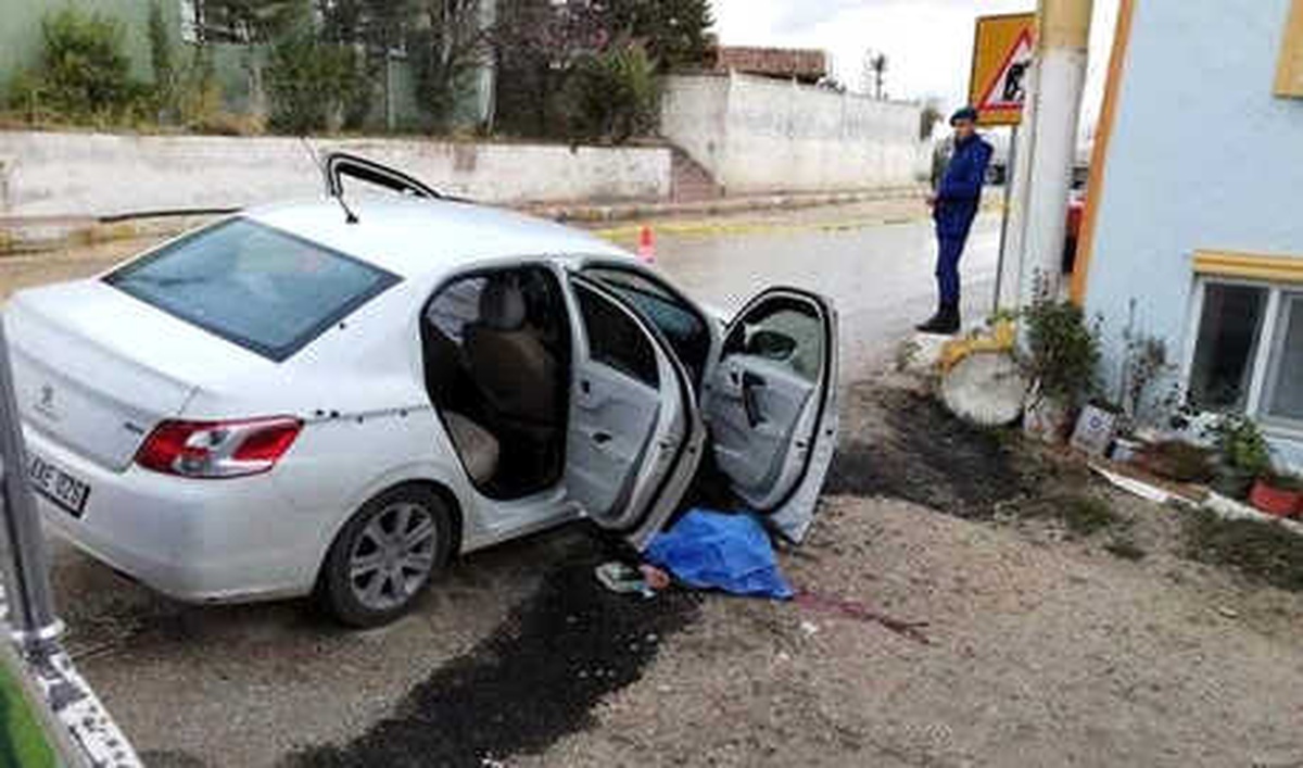 Silahlı Kavganın Ardından Yaralanarak Kaçan İki Kişiden Biri, Eczanenin Önünde Öldü
