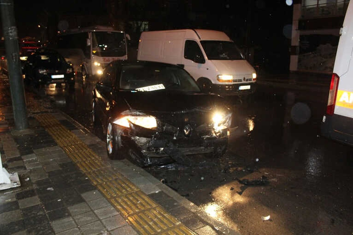Tekirdağ\'da İki Otomobil Kafa Kafaya Çarpıştı: 1 Yaralı