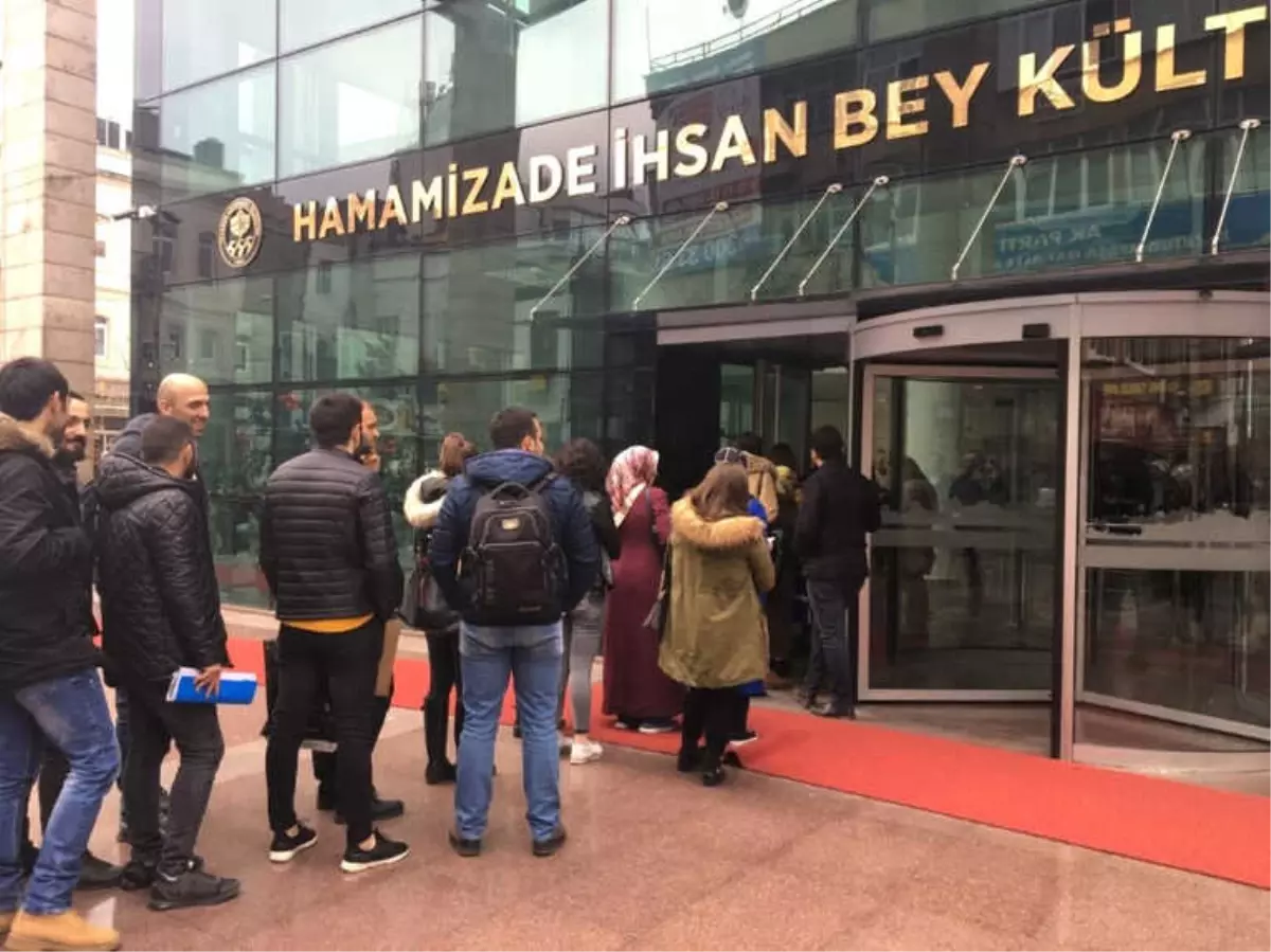 Trabzon Büyükşehir Belediyesi\'ne Personel Alımları İçin Yapılan Başvurularda Uzun Kuyruklar Oluştu
