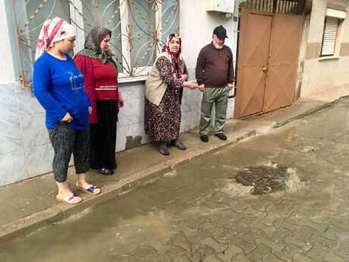 Turgutlu\'da Rögarlar Tıkandı, Evleri Su Bastı