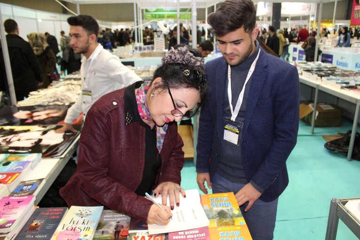 Yazar Ümran Öztürk\'e Memleketi Van\'da Yoğun İlgi