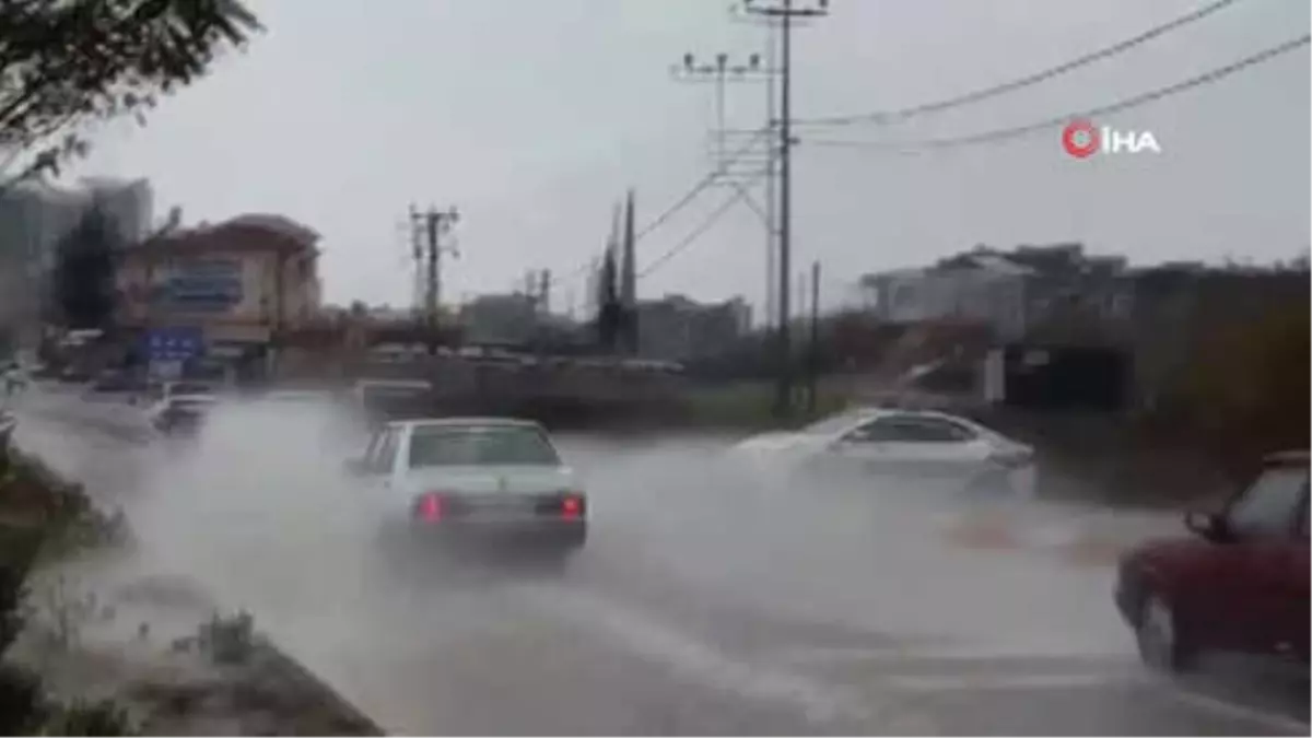 Adıyaman\'da Şiddetli Yağış Sonrası Cadde ve Sokaklar Göle Döndü