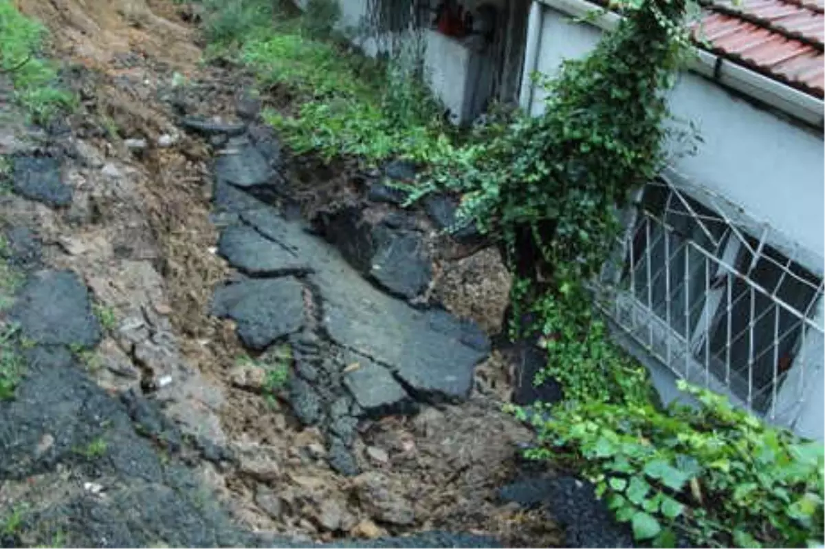 Beşiktaş\'ta Toprak Kayması: Deprem Oluyor Zannettik