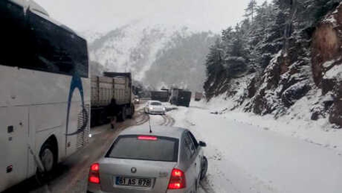 Doğu Karadeniz\'de Kar Ulaşımı Aksatıyor