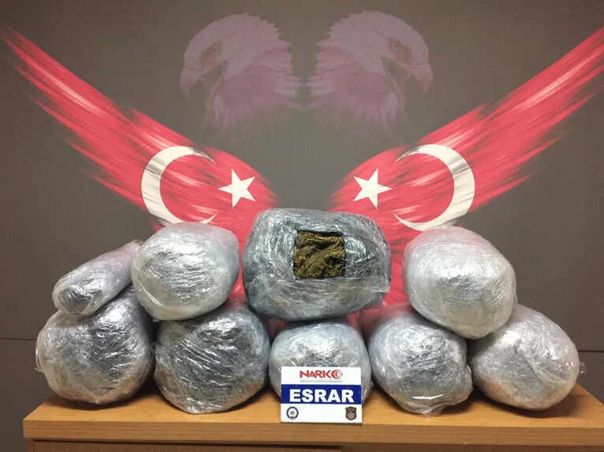 Doktorun Otomobilinden 44 Kilo Esrar Çıktı