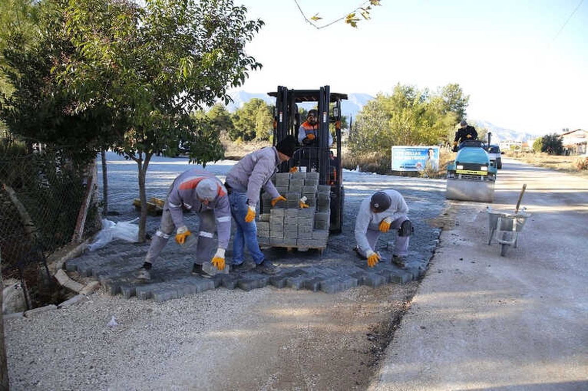Döşemealtı Kilitli Parke Taşıyla Örülüyor