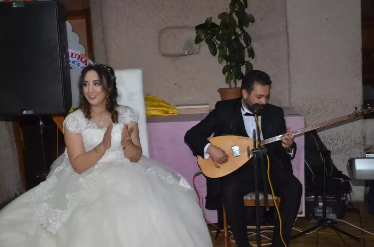 Düğünde Damat Çaldı, Konuklar Oynadı