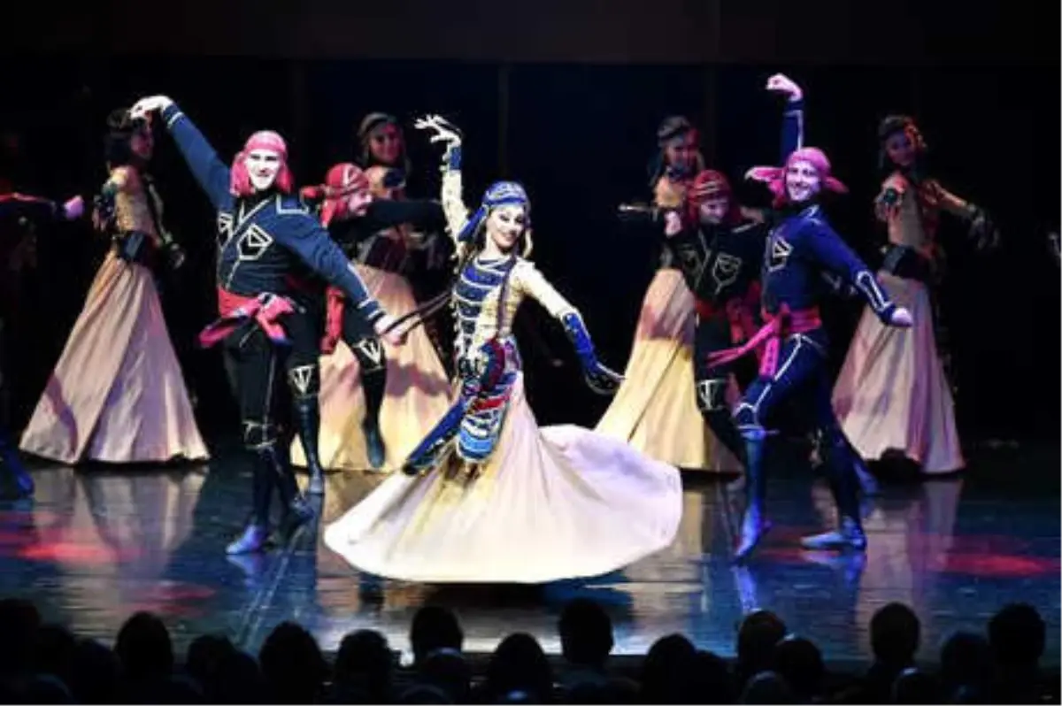 Dünyaca Ünlü Gürcü Dansçılar İzmir\'de Sahne Aldı
