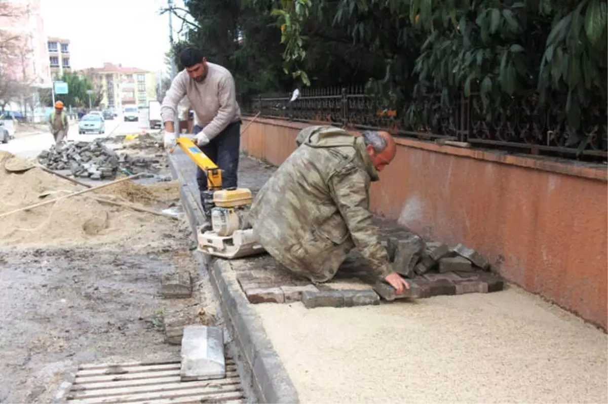 Ekipler Yağışlı Havaya Rağmen Çalışmaya Devam Ediyor