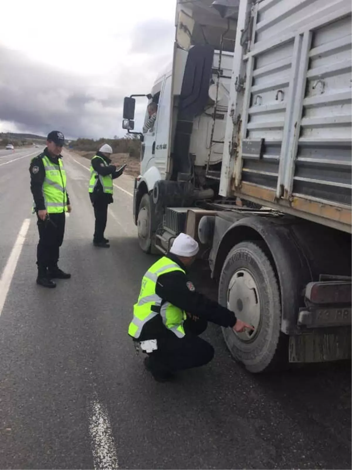 Emet Polisi Kış Lastiği Uygulamasında Göz Açtırmıyor