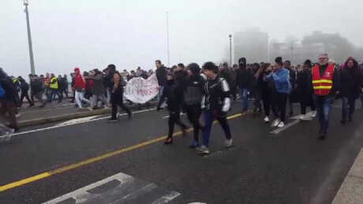 Fransa\'da Liseliler \'Kara Salı\' Protestoları Düzenliyor