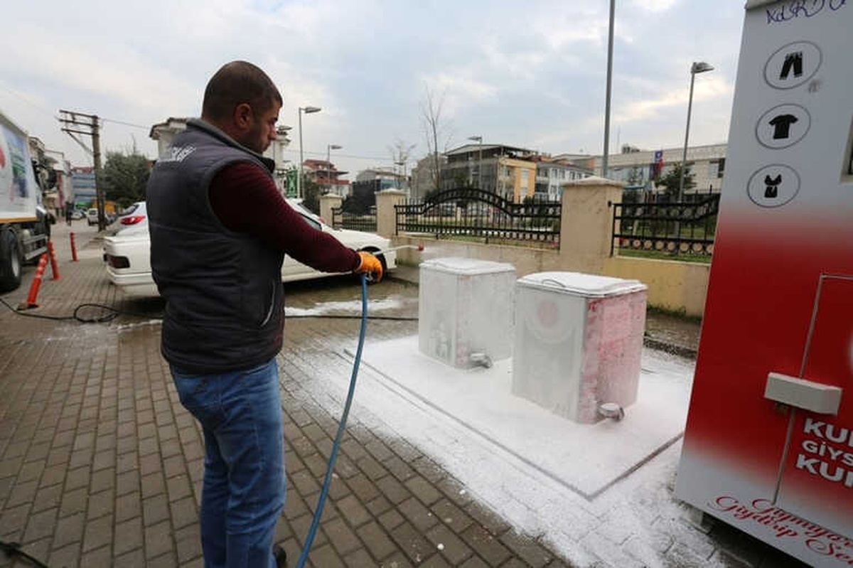 Gürsu\'da Yeraltı Çöp Konteynerleri Temizleniyor