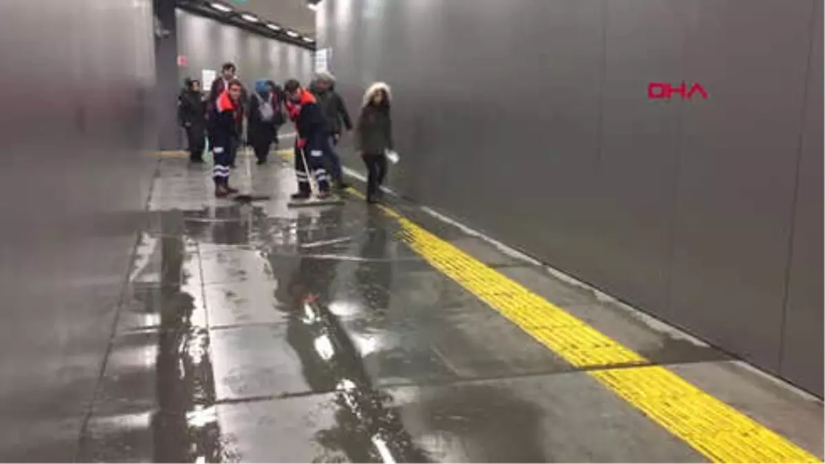 İstanbul Metrobüs Yaya Geçidini Su Bastı