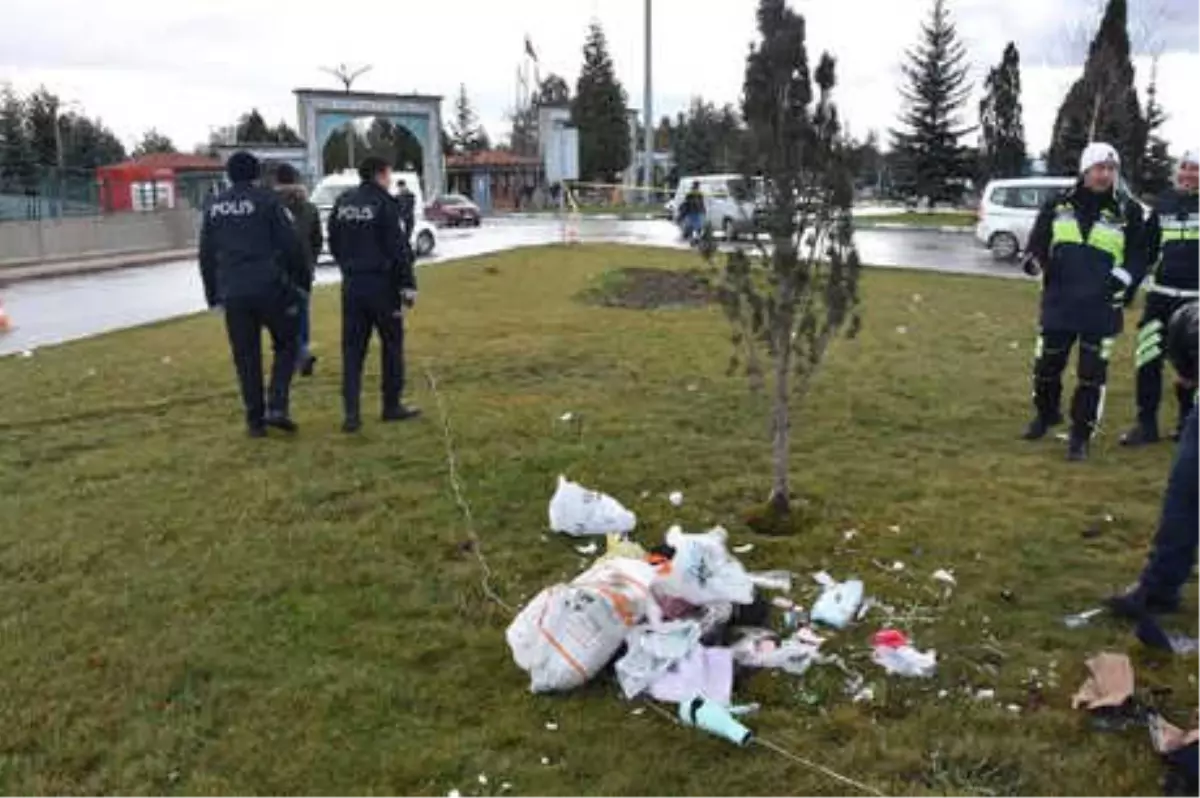 Kampüs Karşındaki Şüpheli Valizden Giysi ve Makyaj Malzemeleri Çıktı