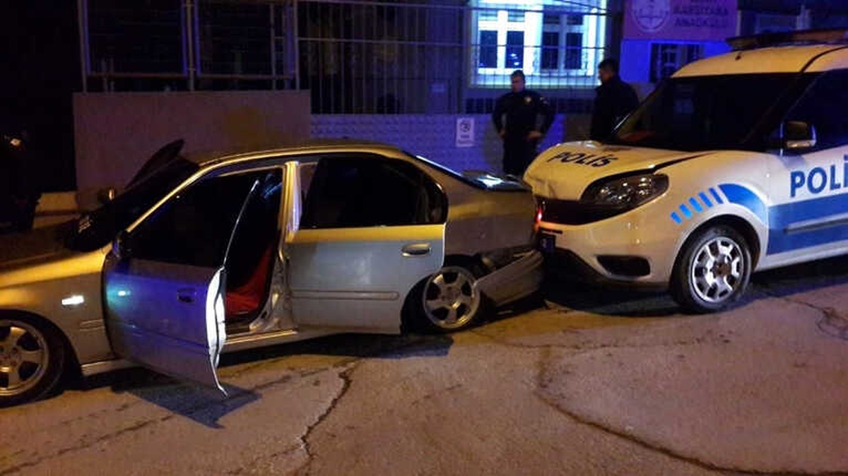 Kavgaya Karışıp Kaçarken Polis Otosuna Çarptılar