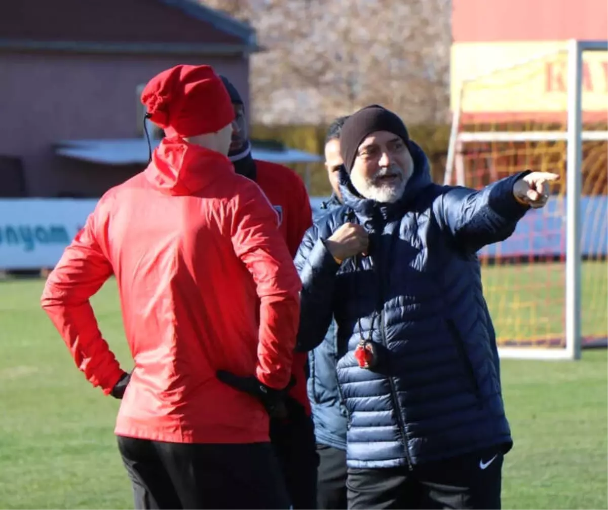 Kayserispor Teknik Direktörü Hikmet Karaman: "Tek Odaklandığımız Nokta Akhisarspor"