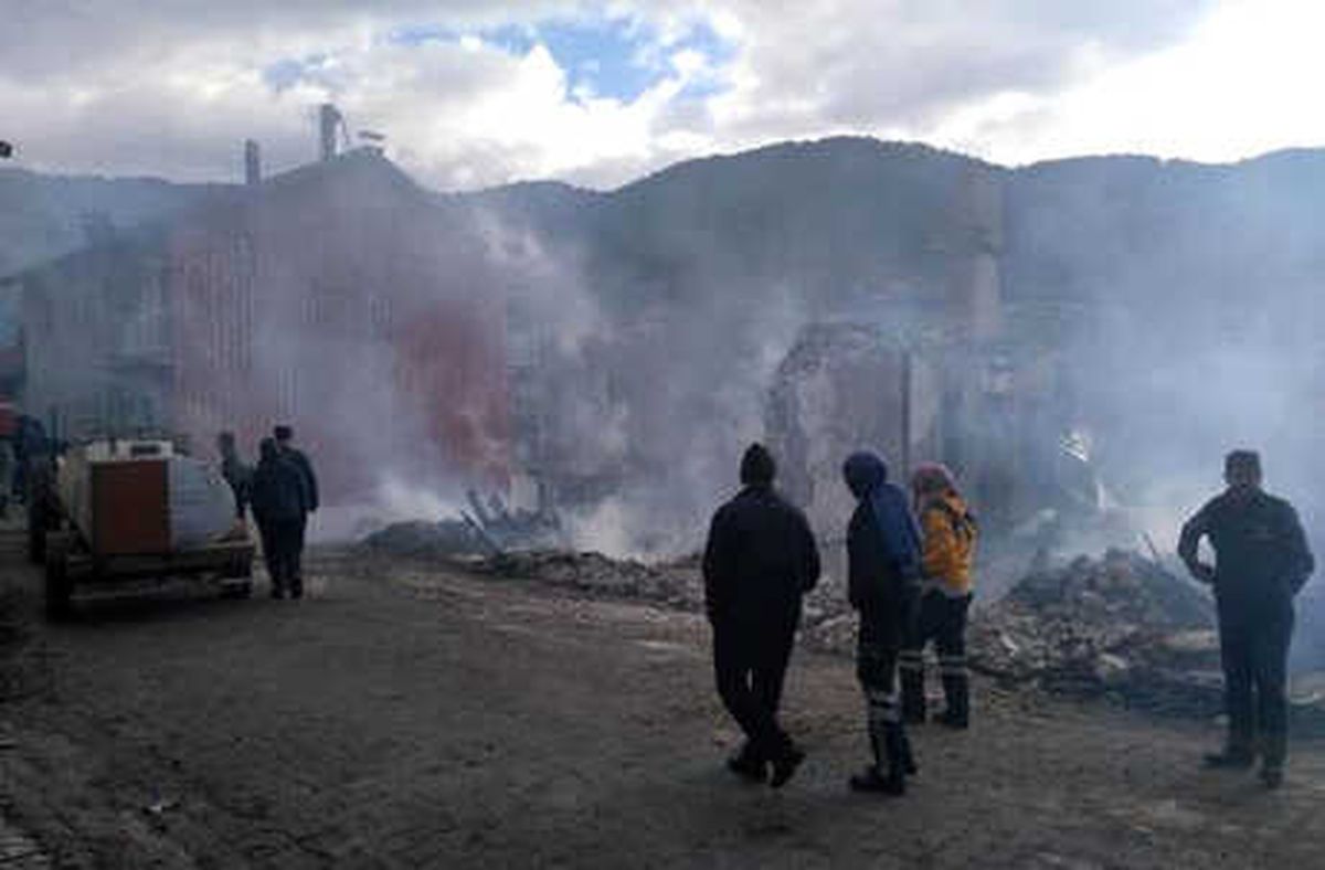 Köyde 3 Ev ve 2 Traktör Yandı, 11 Hayvan Telef Oldu