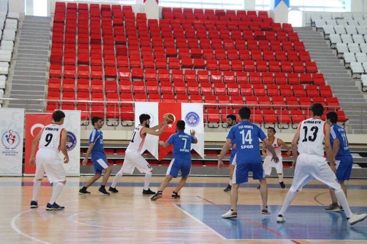 Kyk\'lı Gençler Basketbol Turnuvasında Mücadele Etti