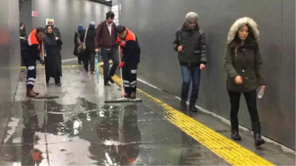 Metrobüs Yaya Geçidini Su Bastı