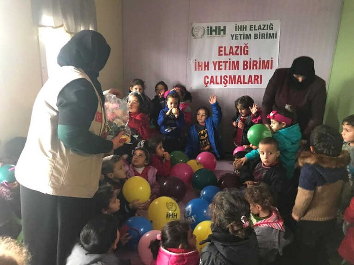 Örülen Atkı ve Bereler Azez\'e Ulaştı