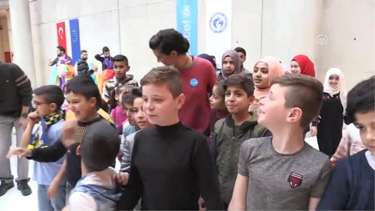 Oyuncu Tuba Büyüküstün Suriyeli Çocuklarla Buluştu