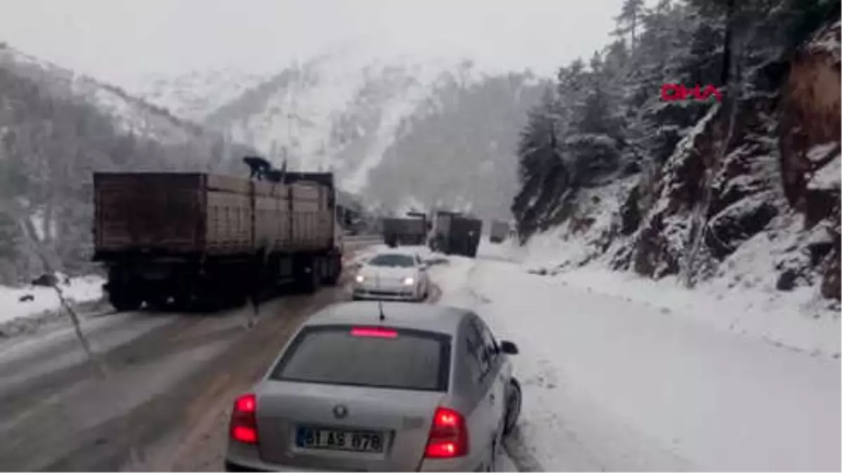 Trabzon Doğu Karadeniz\'de Kar Etkili Oluyor; Araçlar Yollarda Kaldı