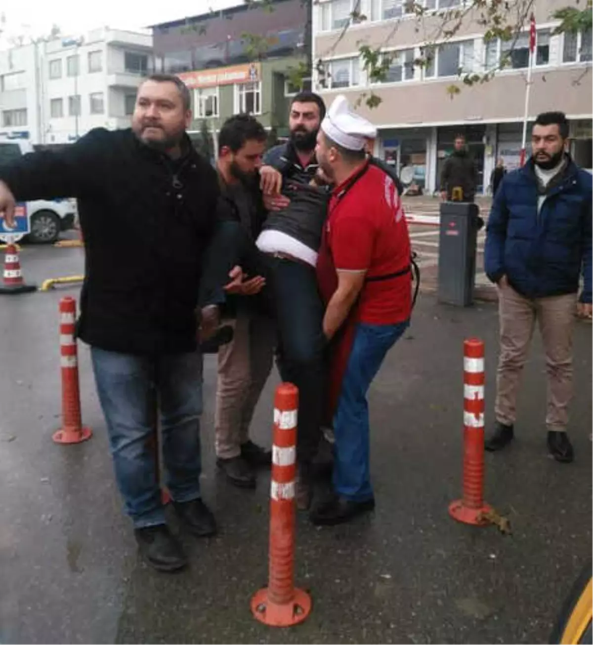 Uyuşturucu Kullanıp, Önüne Çıkan 4 Kişiyi Bıçakladı