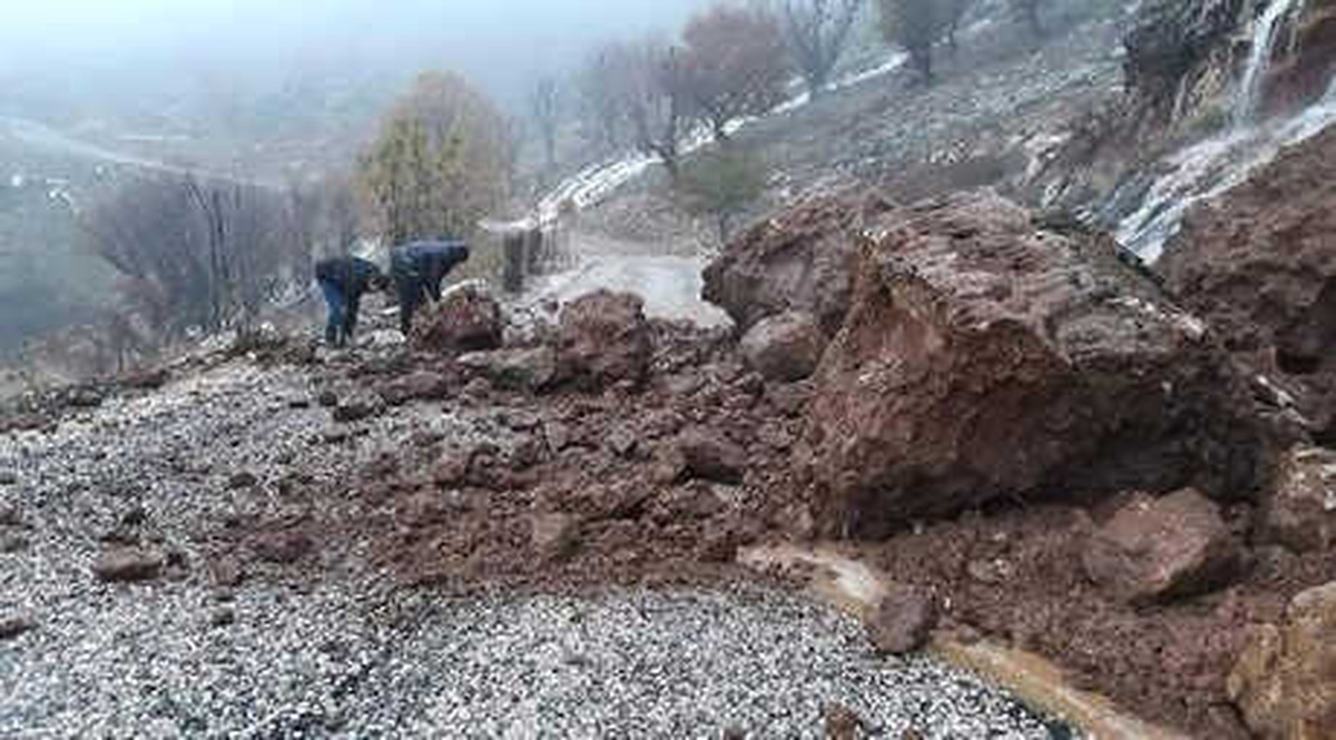 Yağmur Nedeniyle Düşen Kaya Parçaları Yolu Trafiğe Kapattı