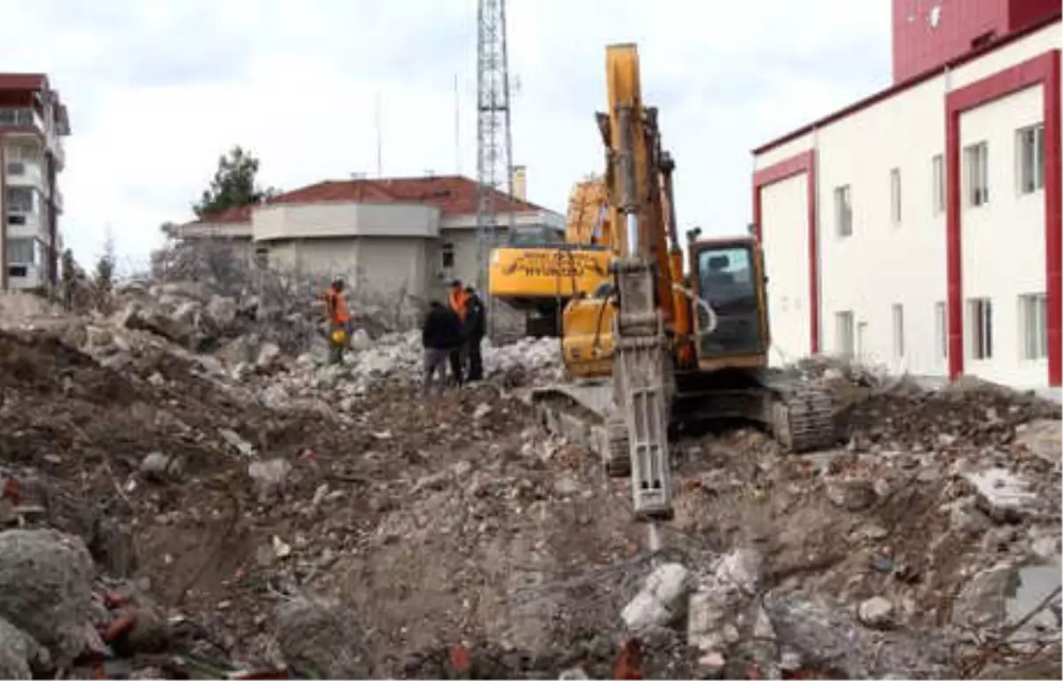 Yıkım Sırasında Üzerine Beton Parçalar Düşen İşçi Yaralandı