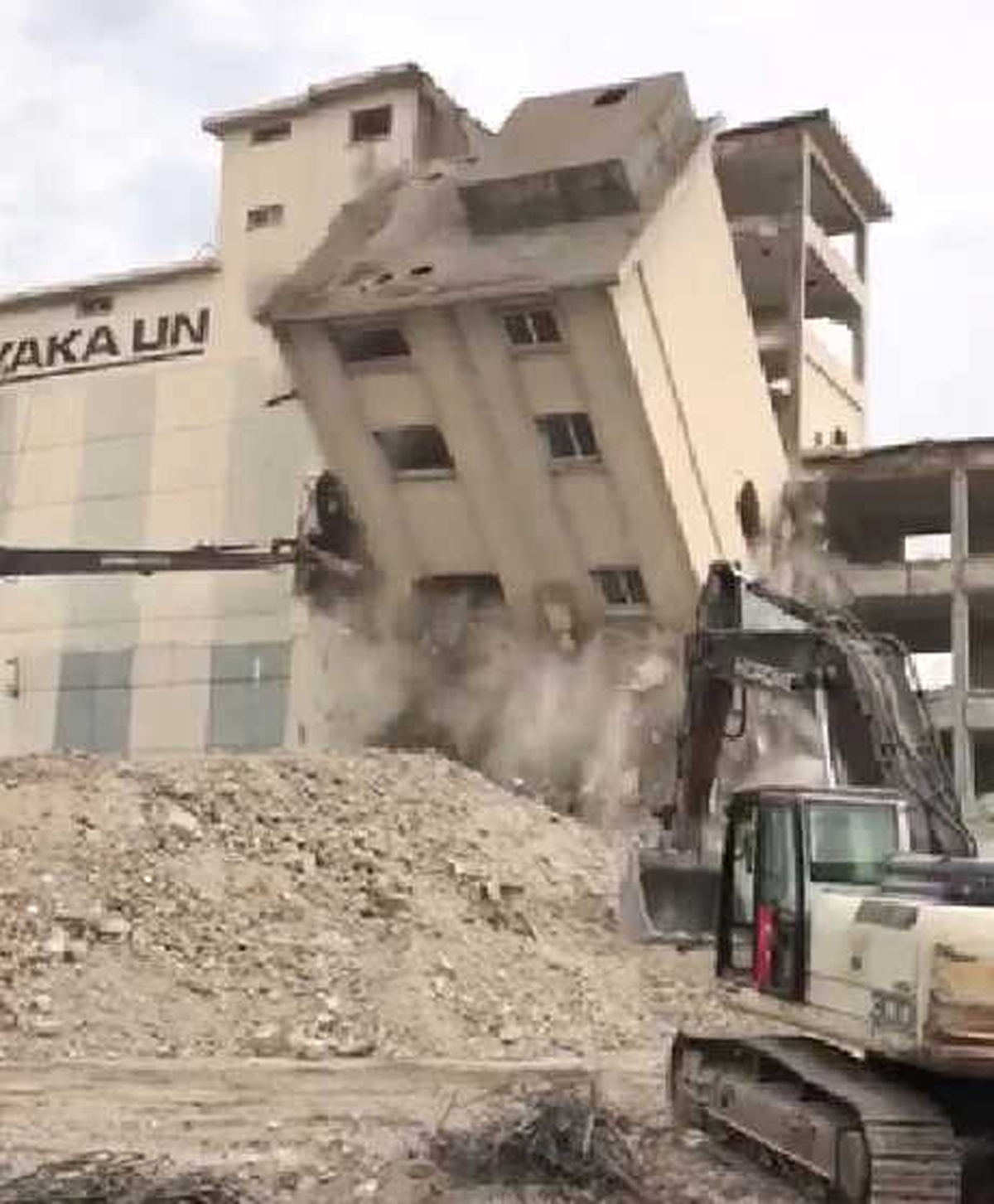 62 Yıllık Un Fabrikasının Yıkımına Başlandı