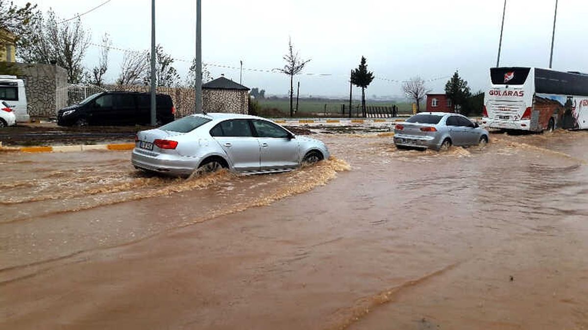 Adıyaman\'da Cadde ve Sokakları Su Bastı
