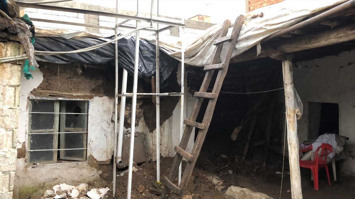 Adıyaman\'daki Sağanak Evin Damını Çökertti
