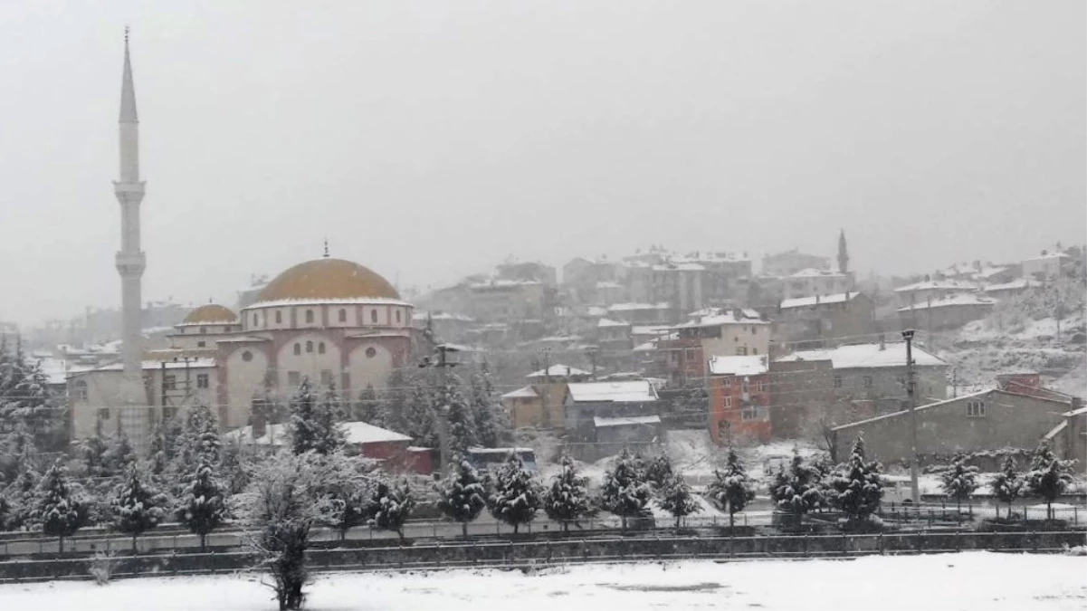 Afyonkarahisar\'ın İscehisar İlçesinde Kar Yağışı Başladı