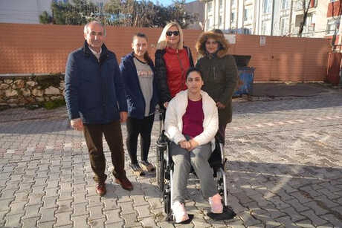 Akülü Tekerlekli Sandalyesi Yakılan Engelliye Yardım Eli Uzatıldı
