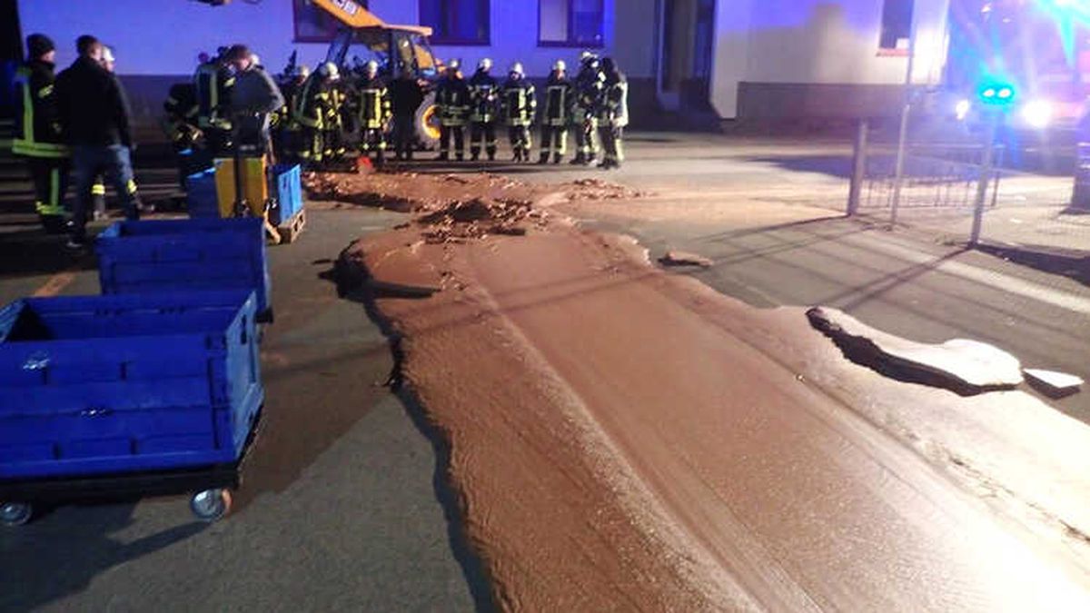 Almanya\'da Tanktan Sızan Bir Ton Çikolata Yol Kapattı