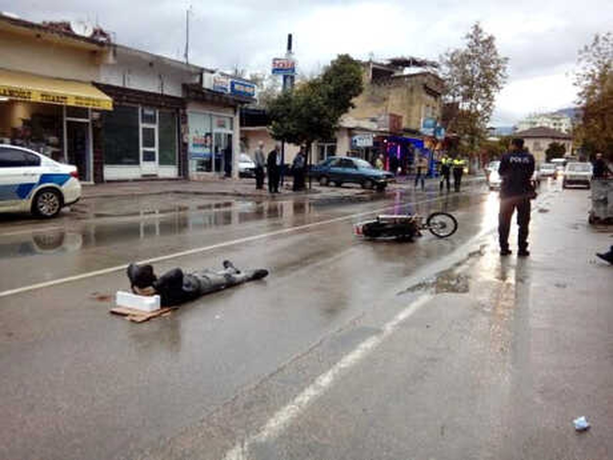 Ambulans Bekleyen Yaralıya Köpükten Yastık