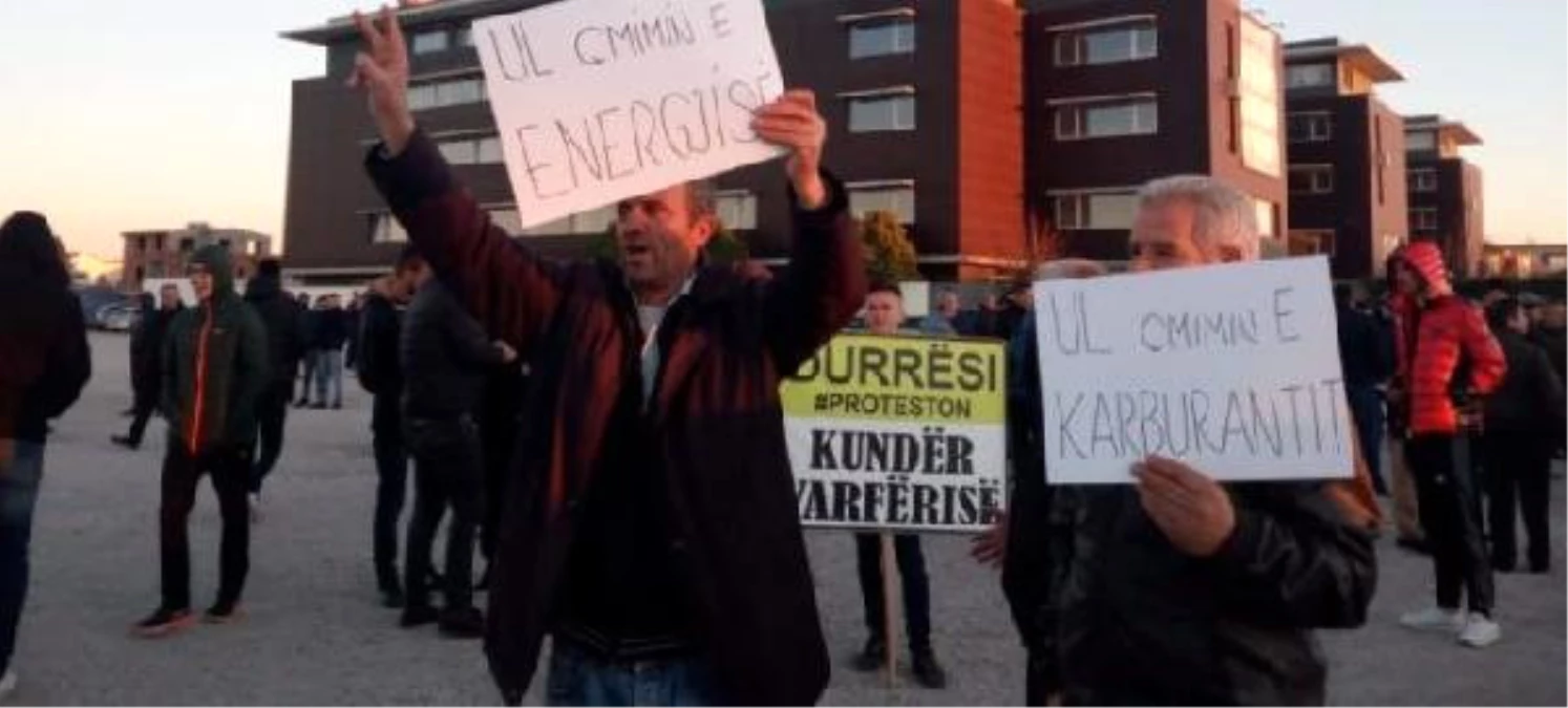 Arnavutluk\'ta Öğrencilerin Protestoları Sürüyor