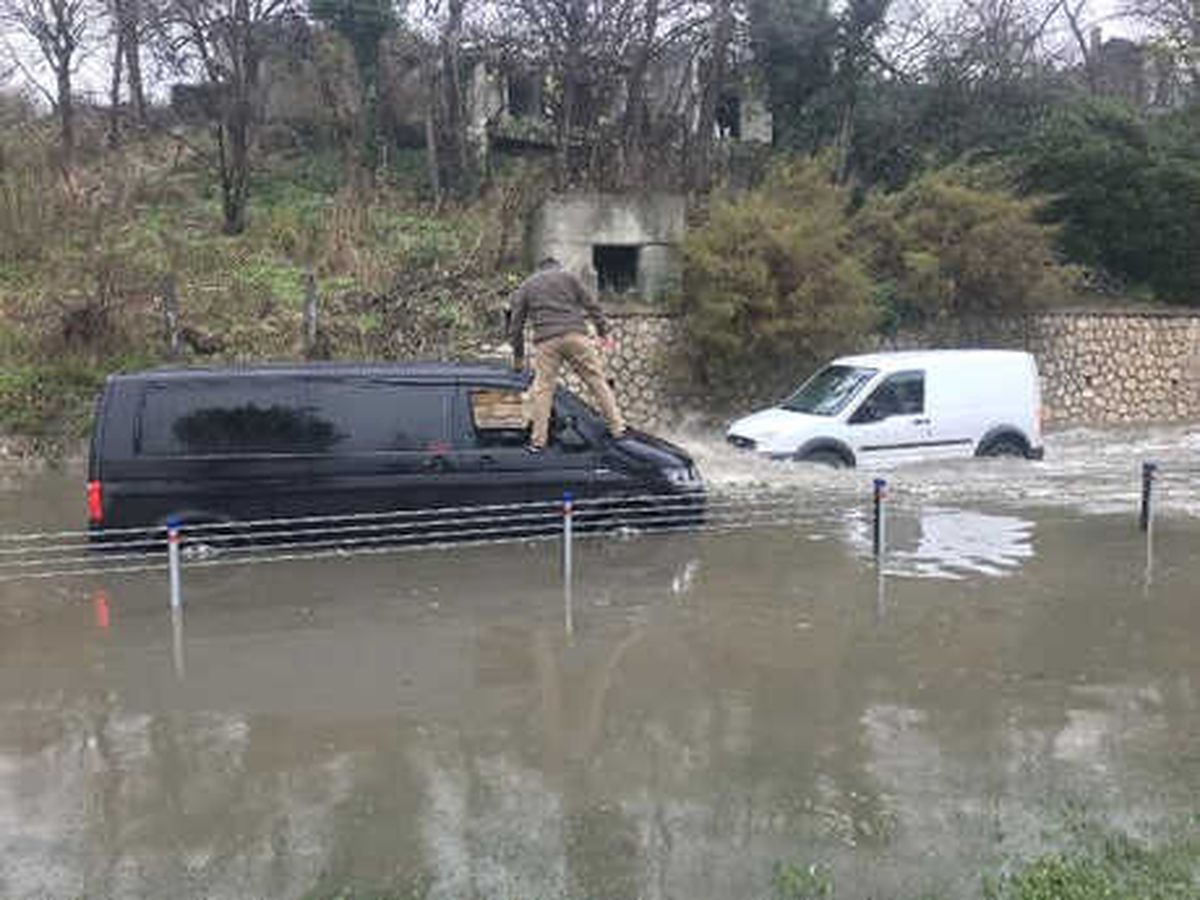 Bakırköy\'de Yol Göle Döndü, Araçlar Mahsur Kaldı (3)