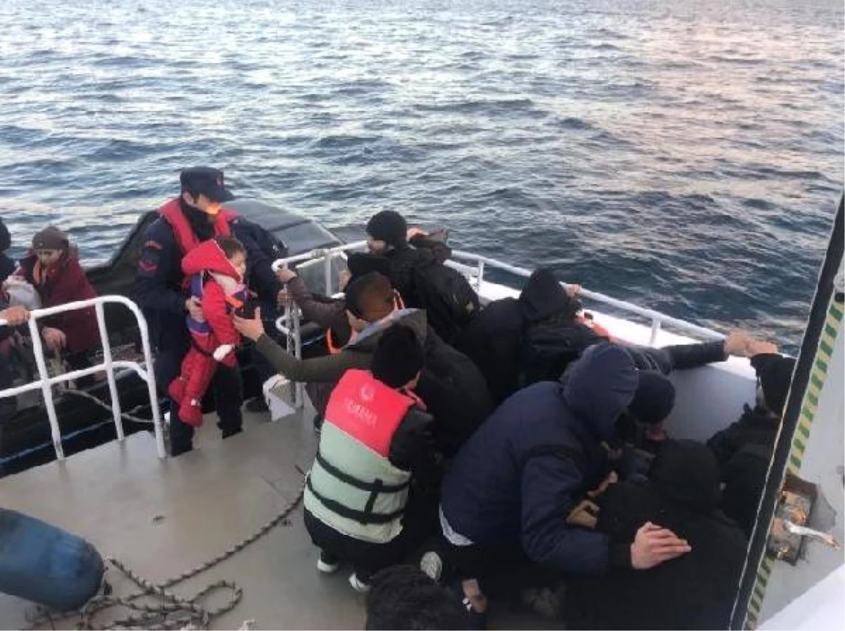 Balıkesir\'de Tekneleri Sürüklenen Kaçakların İmdadına Sahil Güvenlik Yetişti