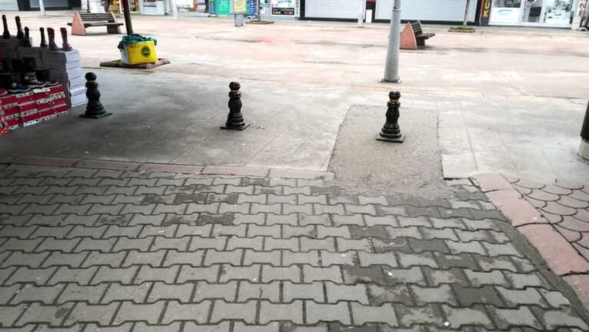 Bariyerleri Ayaklarıyla Parçalayıp Otomobille Çarşı İçine Girdiler