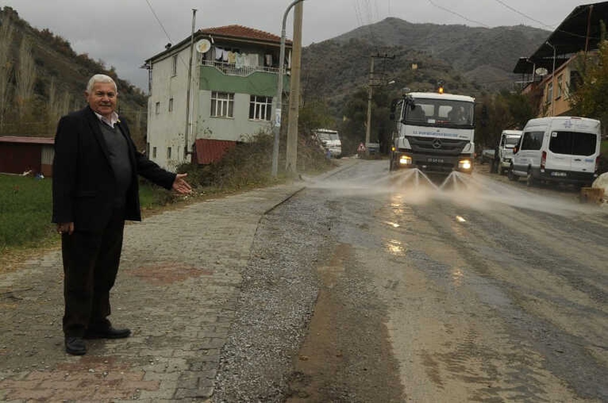 Büyükşehir Temizlik Çalışmalarını Nazilli\'de Sürdürdü