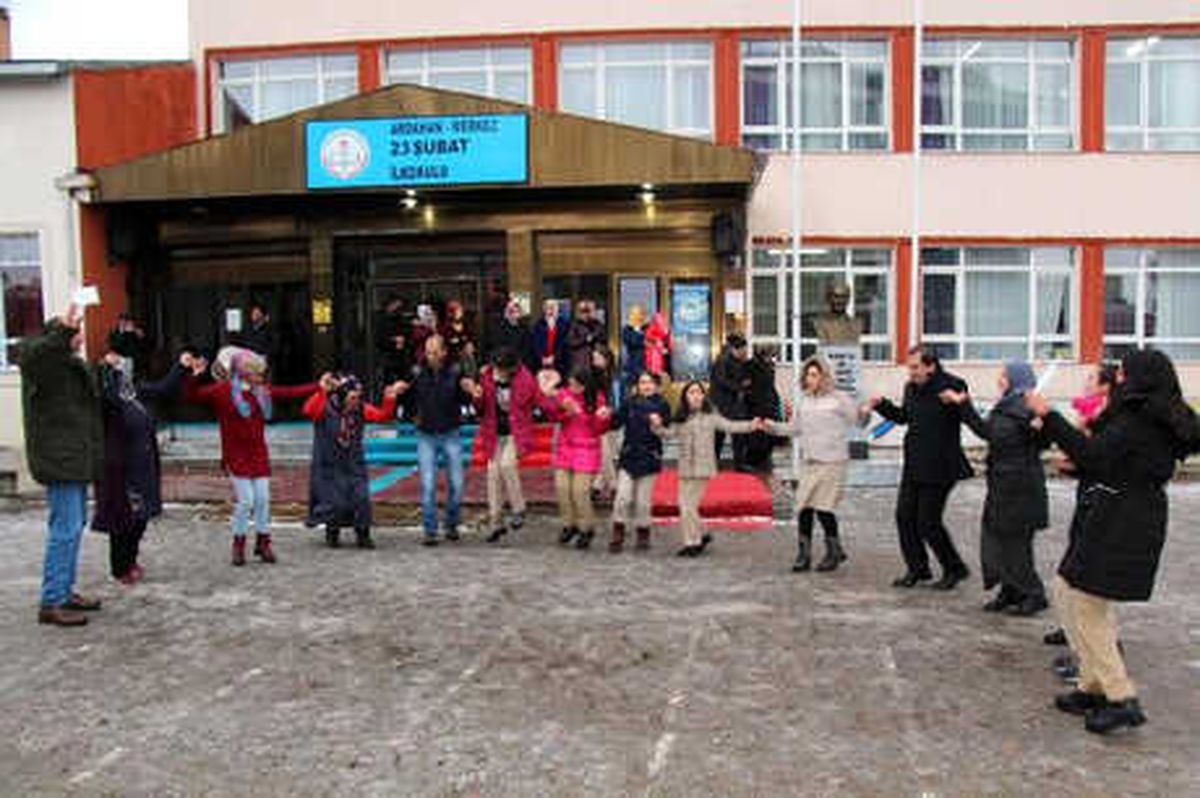 Çin\'den Başarıyla Dönen Ardahanlı Öğrencilere Davul- Zurnalı Karşılama