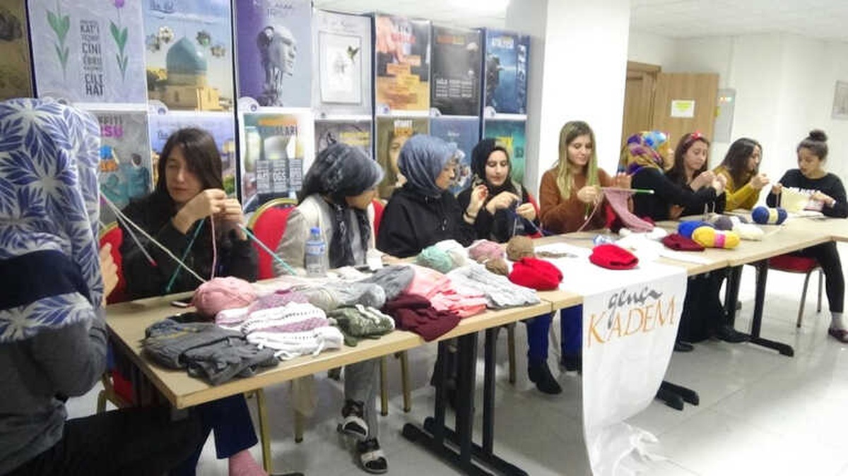 Çocuklar İçin Otobüste Bile Atkı ve Bere Örüyorlar
