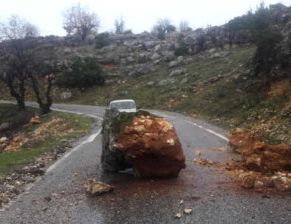 Dağdan Kopan Kaya Parçaları Yolu Trafiğe Kapattı