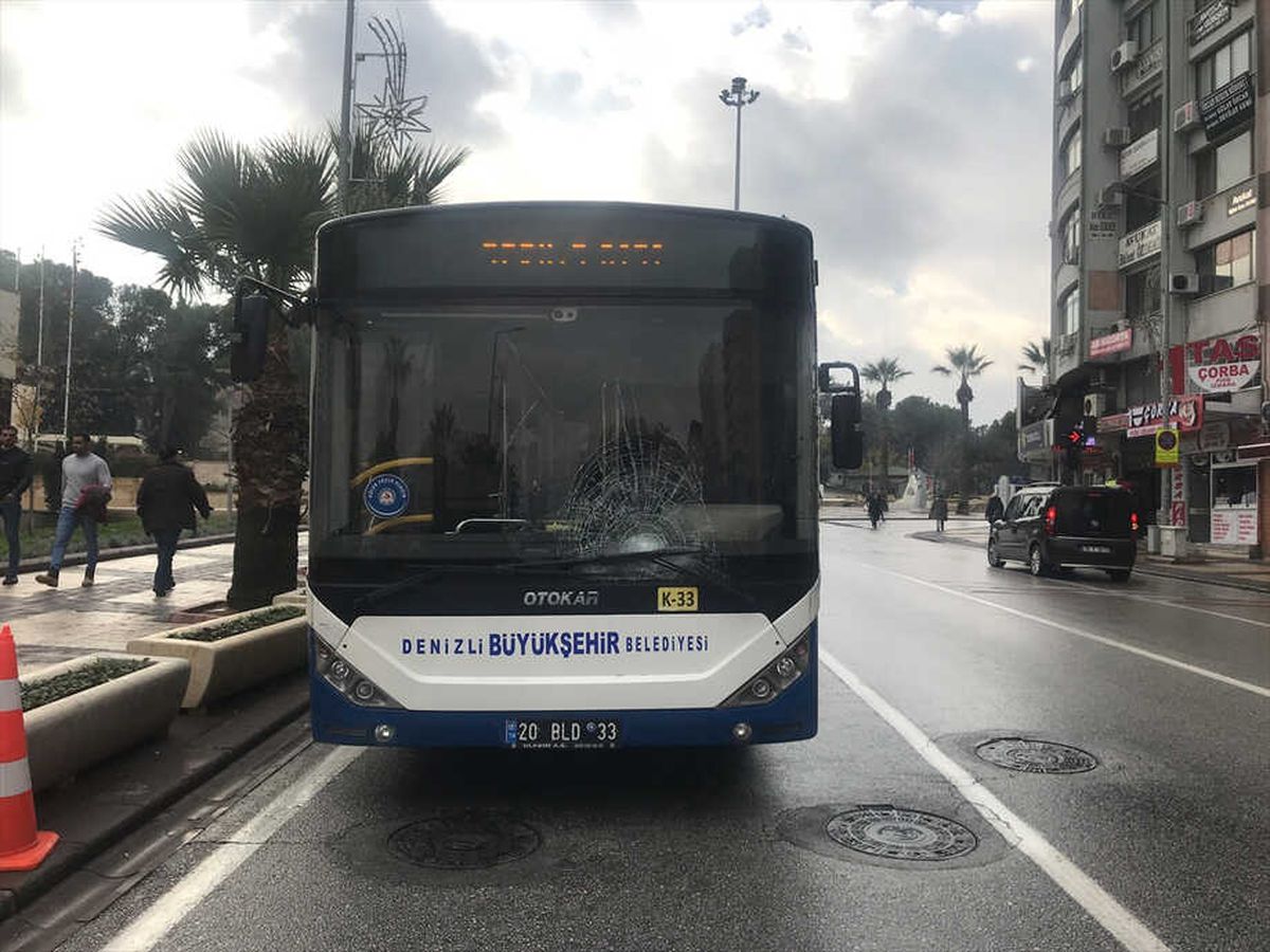 Denizli\'de Valilik Eskortuna Otobüs Çarptı