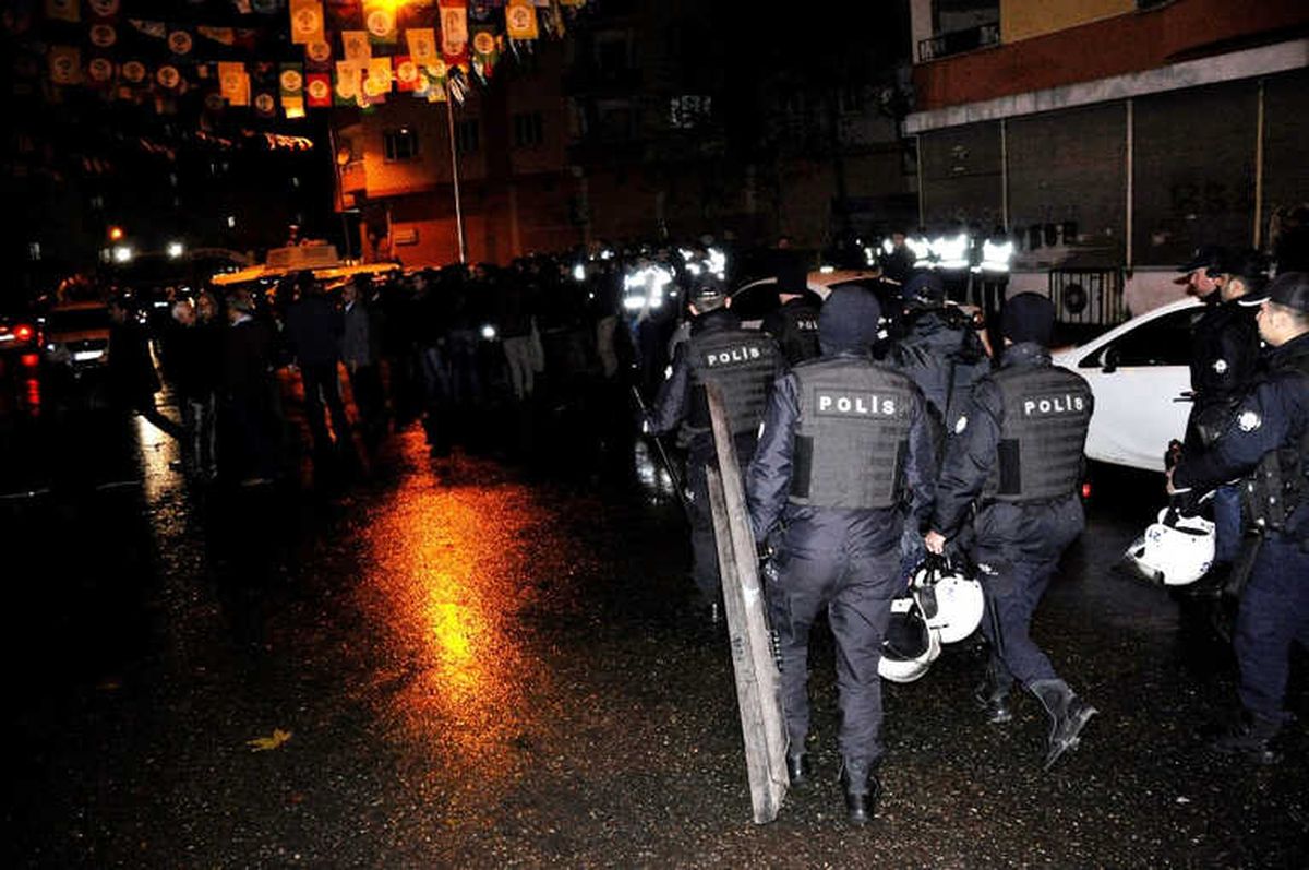 Diyarbakır\'da Hdp İl Binasına Operasyon: 35 Gözaltı