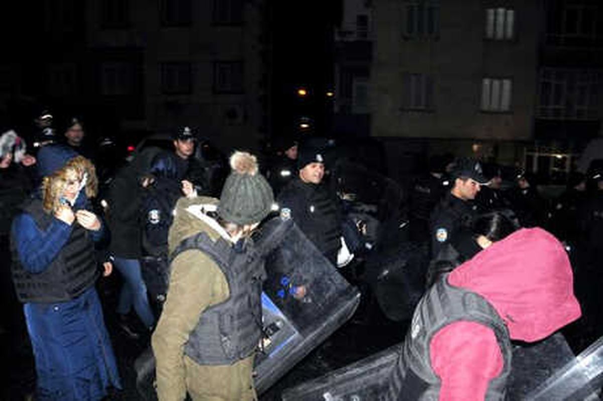 Diyarbakır\'da Hdp\'ye \'Açlık Grevi\' Operasyonu: 50 Gözaltı (2) - Yeniden
