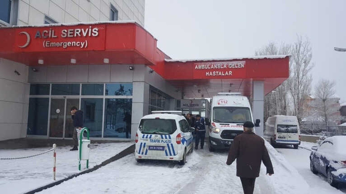 Eleşkirt\'te Trafik Kazası: 23 Yaralı