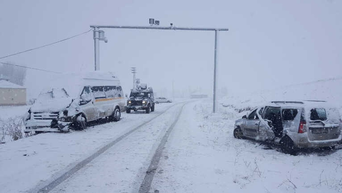 Eleşkirt\'te Trafik Kazası: 23 Yaralı